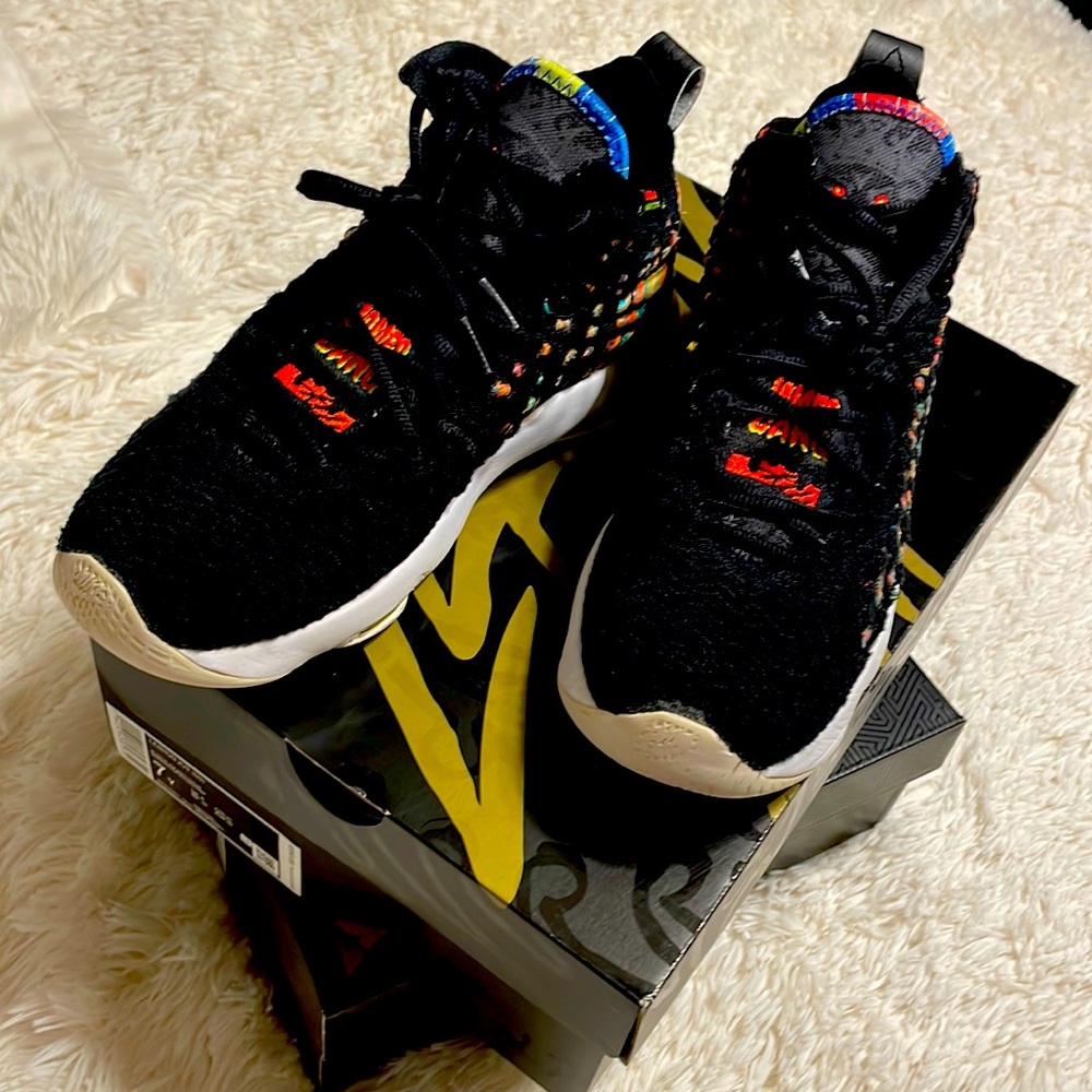 NIKE LEBRON XVII (GS) Size 7Y